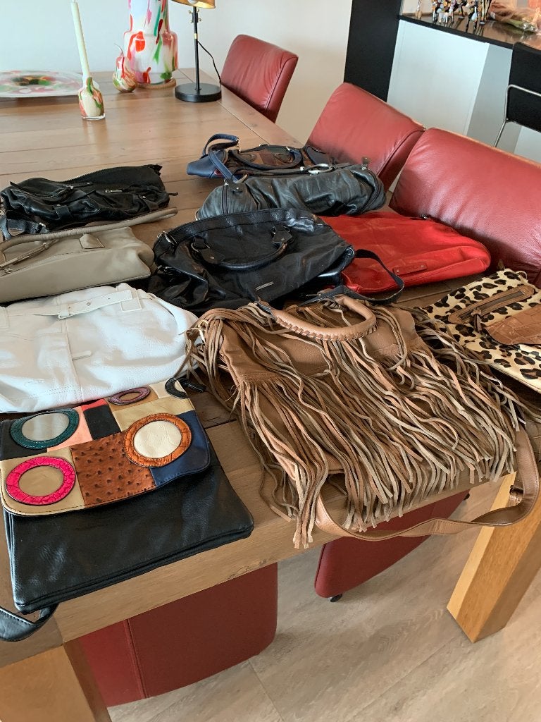 Handtassen verzameling leder, Ophalen