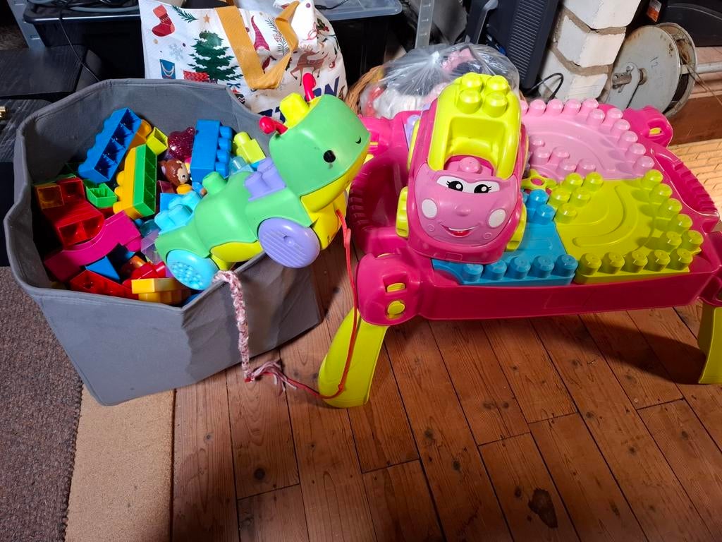 Megabloks met tafel, auto en rups., Ophalen