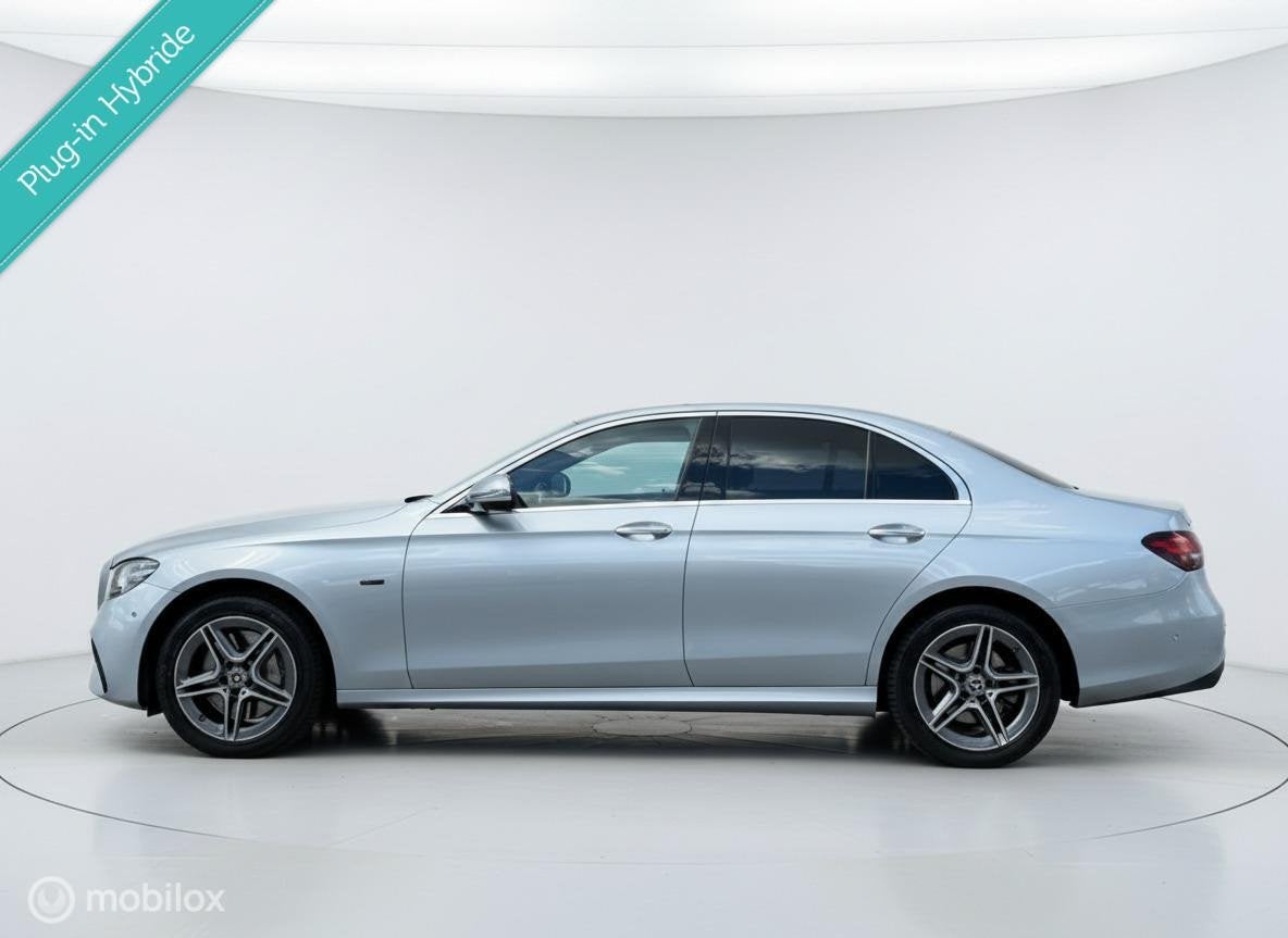 Mercedes E-klasse E300 e 4MATIC AMG Line Pano Burmester 360, Auto's, Mercedes-Benz, Gebruikt, 4 cilinders, 320 pk, Leder en Stof