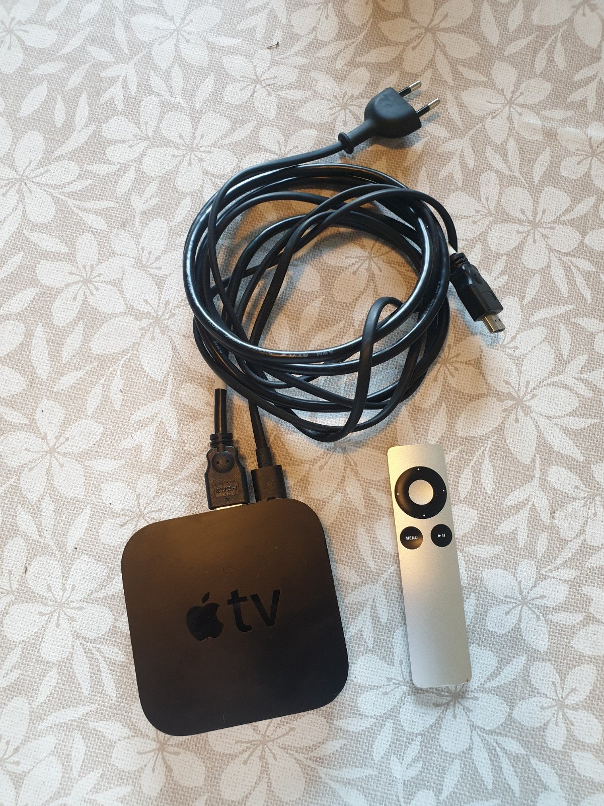 Apple TV met afstandsbediening en kabels
