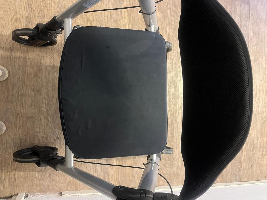 XL-rollator. Extra brede en stevige rollator.