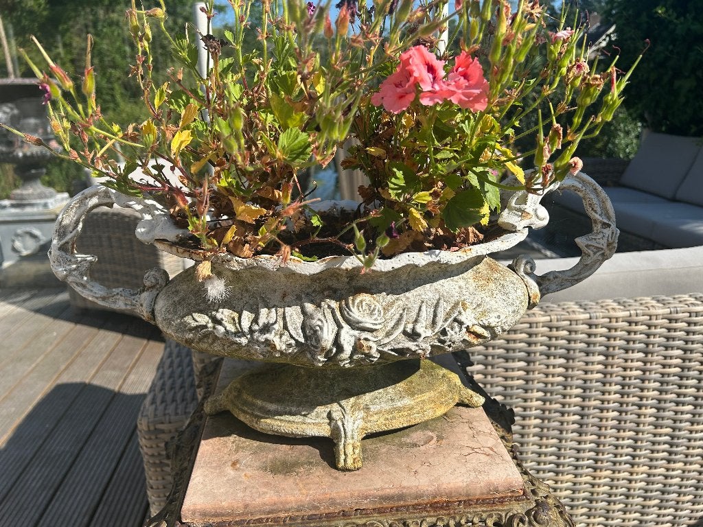 Gietijzeren oorvaas wit met geschroefde handvaten 27cm hoog, Ophalen, Gebruikt