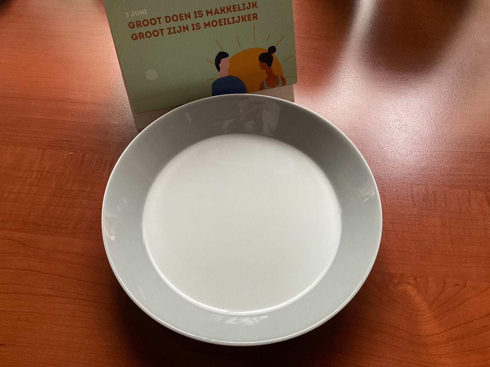 1diep bord TRIC / lichtgrijze rand /diam.20.7, Ophalen of Verzenden, Zo goed als nieuw, Bord(en), Overige stijlen