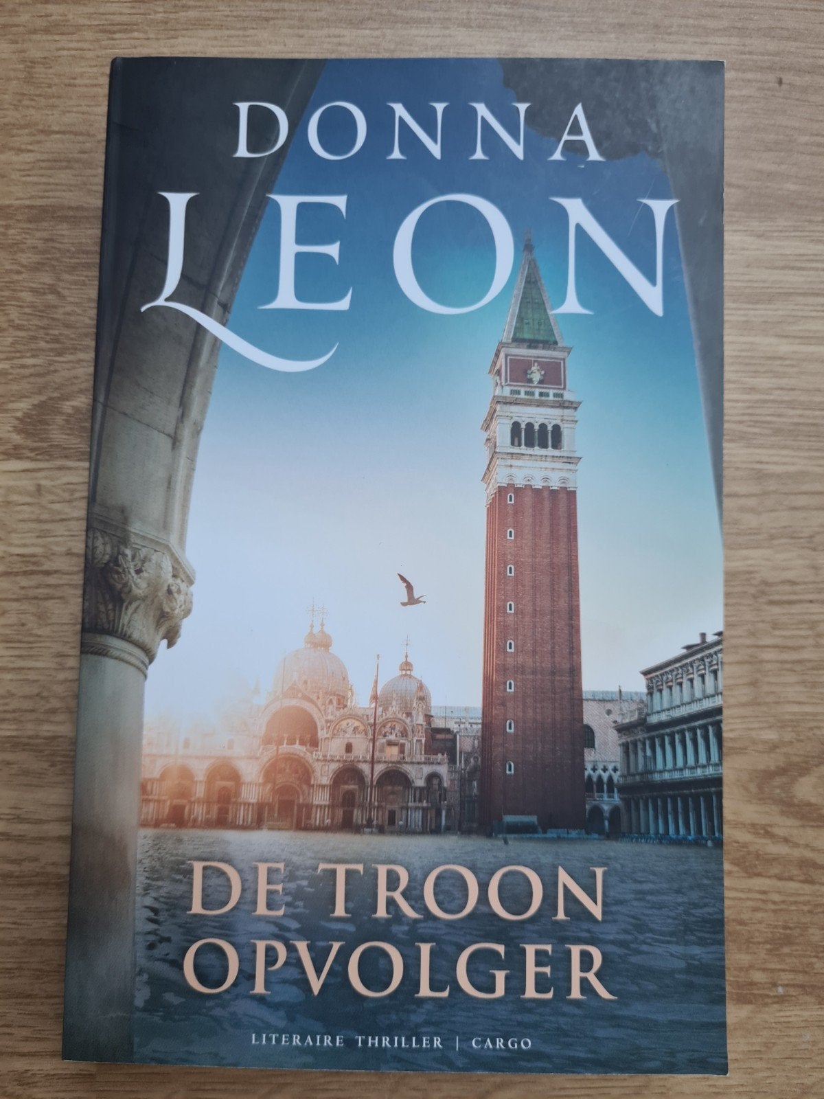Donna Leon - De Troonopvolger (Literaire Thriller), Ophalen of Verzenden, Zo goed als nieuw, Donna Leon, Europa overig