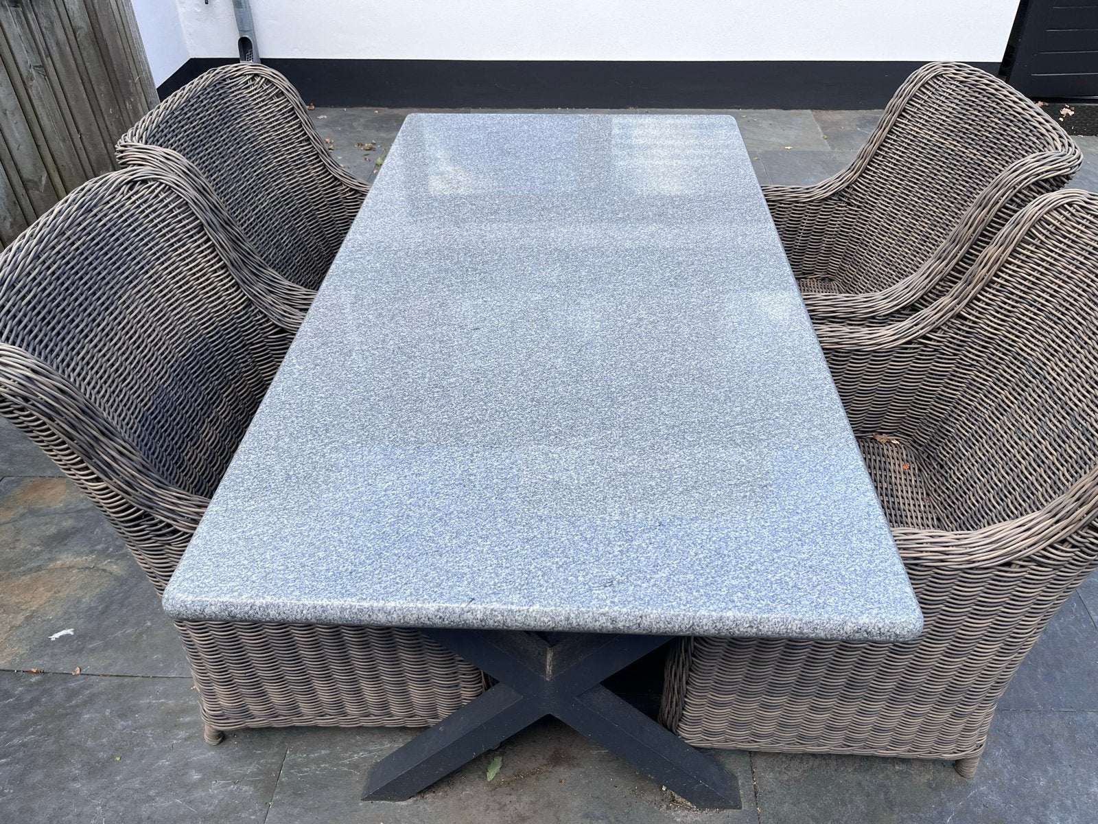 granieten tafel met kruispoten, 4 zitplaatsen, Gebruikt, Eettafel, Ophalen of Verzenden