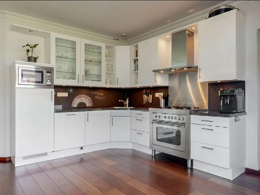 Moderne Witte Hoekkeuken met RVS Apparatuur, Gebruikt, Wit, Hoekkeuken, Graniet of Steen