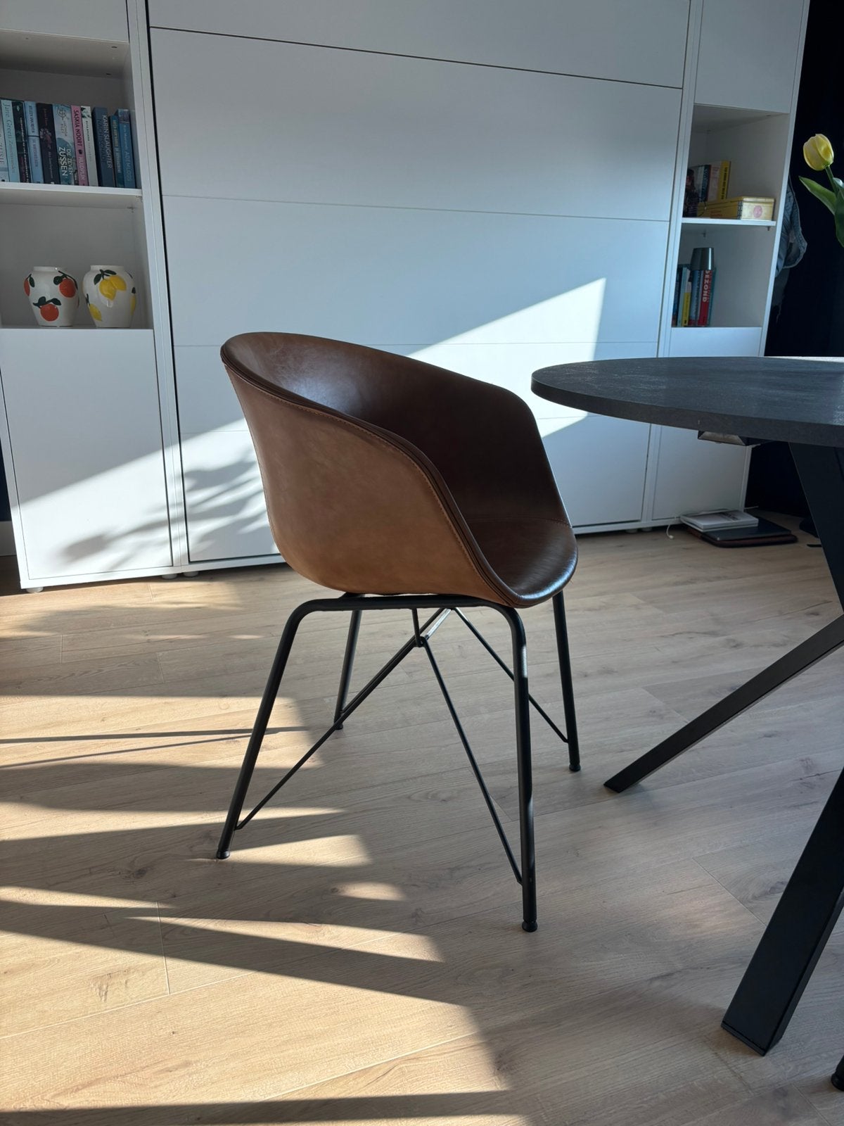 Twee leren kuipstoelen, Huis en Inrichting, Ophalen, Zo goed als nieuw, Zwart, Twee