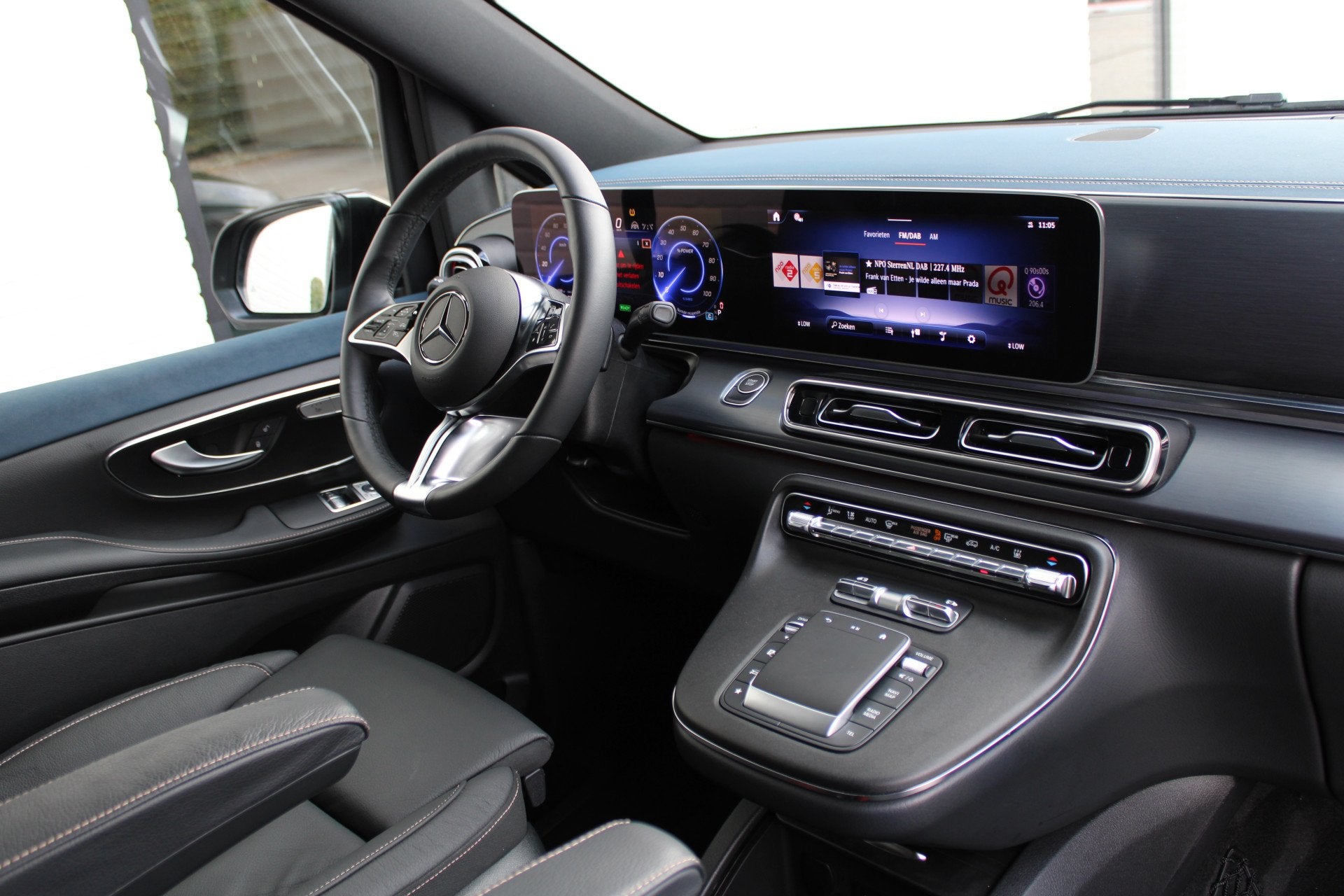 Mercedes-Benz EQV 300 L2 / AMG / Luchtvering / 7-Persoons /, Dealer onderhouden, Gebruikt, Met garantie (alle), 2535 kg