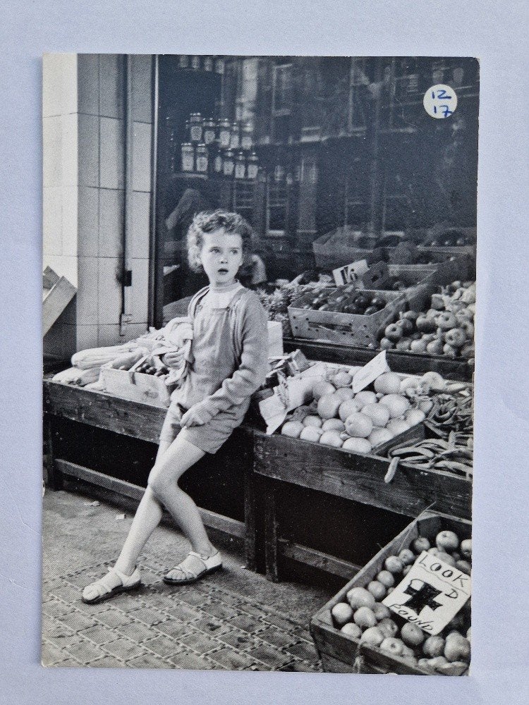 Kindje bij fruitwinkel. Izis Londres 1951, Verzamelen, Ansichtkaarten | Themakaarten, Verzenden, 1940 tot 1960, Ongelopen, Kinderen