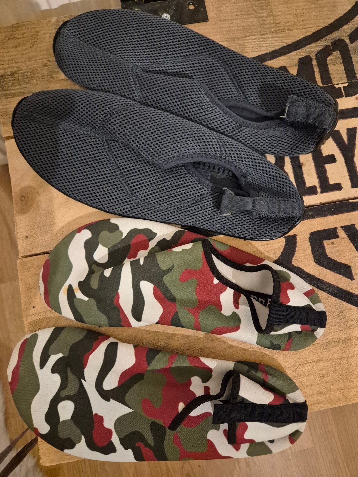 2x Waterschoenen: Grijs (45/46) & Camo (40/41), Watersport en Boten, Watersportkleding, Ophalen of Verzenden, Gebruikt, Dame of Heer