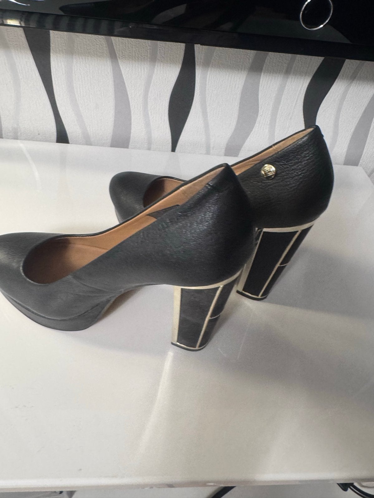 Tommy Hilfiger pumps met hoge hakken, Kleding | Dames, Ophalen of Verzenden, Zo goed als nieuw, Zwart, Schoenen met hoge hakken
