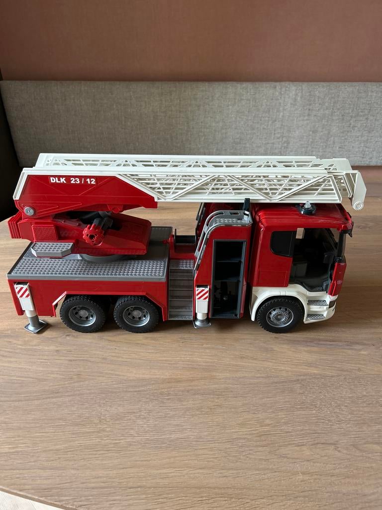 Bruder Scania Brandweerwagen DLK 23/12 (incompleet), Hobby en Vrije tijd, Modelauto's | 1:50, Ophalen of Verzenden, Zo goed als nieuw