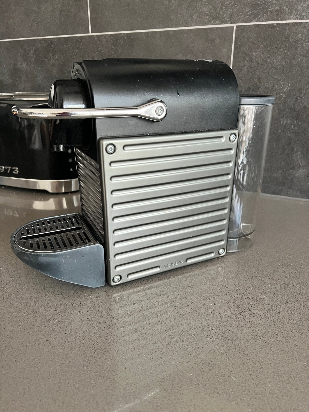 Nespresso Pixie – 1 jaar oud – uitstekende staat, Witgoed en Apparatuur, Koffiezetapparaten, Espresso apparaat, Ophalen of Verzenden