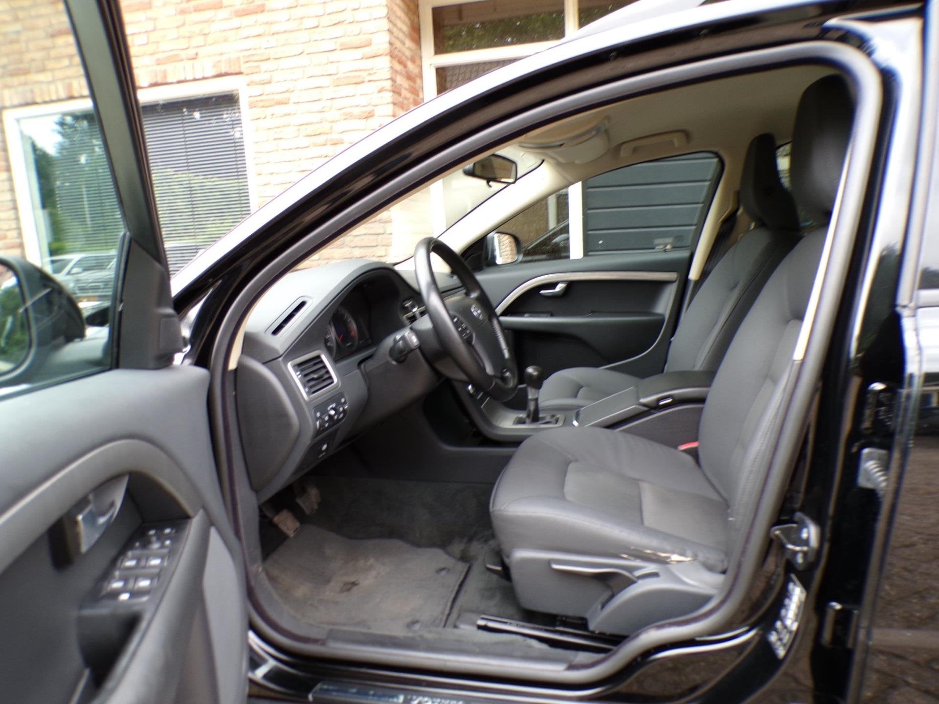 Volvo V70 2.0 Kinetic, Auto's, Dealer onderhouden, Gebruikt, Zwart, Leder en Stof