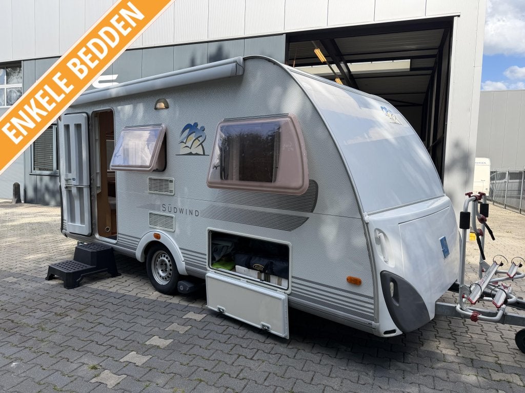Knaus Sudwind 460 EU ENKELBEDDEN - MOVER - CASSETTELUIFEL!, Caravans en Kamperen, Caravans, Standaardzit, Schokbreker, Bedrijf