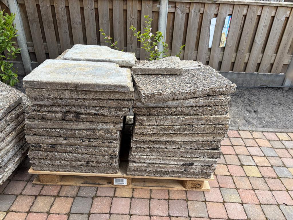 Gratis Grindtegels 40x60x5.5 naast aanhanger opladen, Tuin en Terras, Tegels en Klinkers, Gebruikt, Terrastegels, Grind, 10 m² of meer