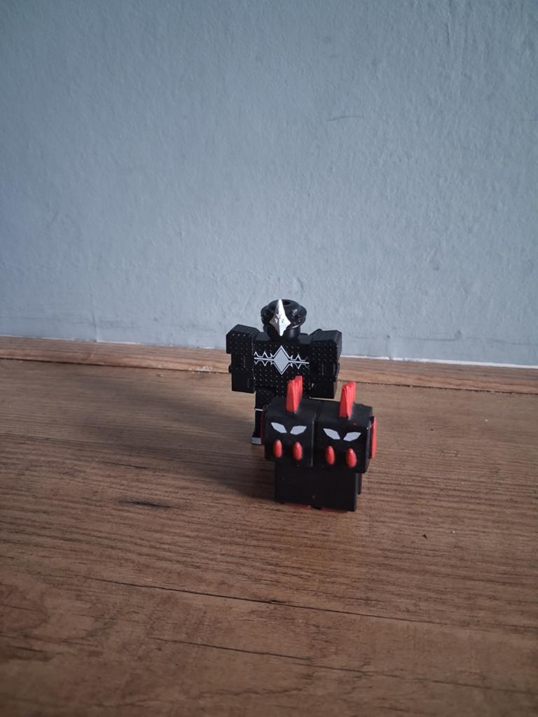Roblox actiefiguren: Wither en een ander figuur, Ophalen