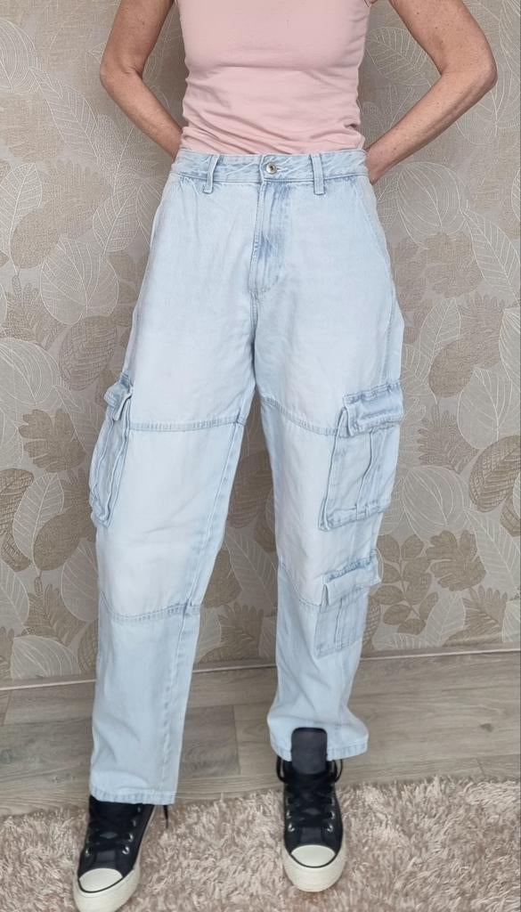 Bershka Cargo Broek S 36 Licht Blauw Spijkerbroek, Blauw, Zo goed als nieuw, W28 - W29 (confectie 36), Bershka