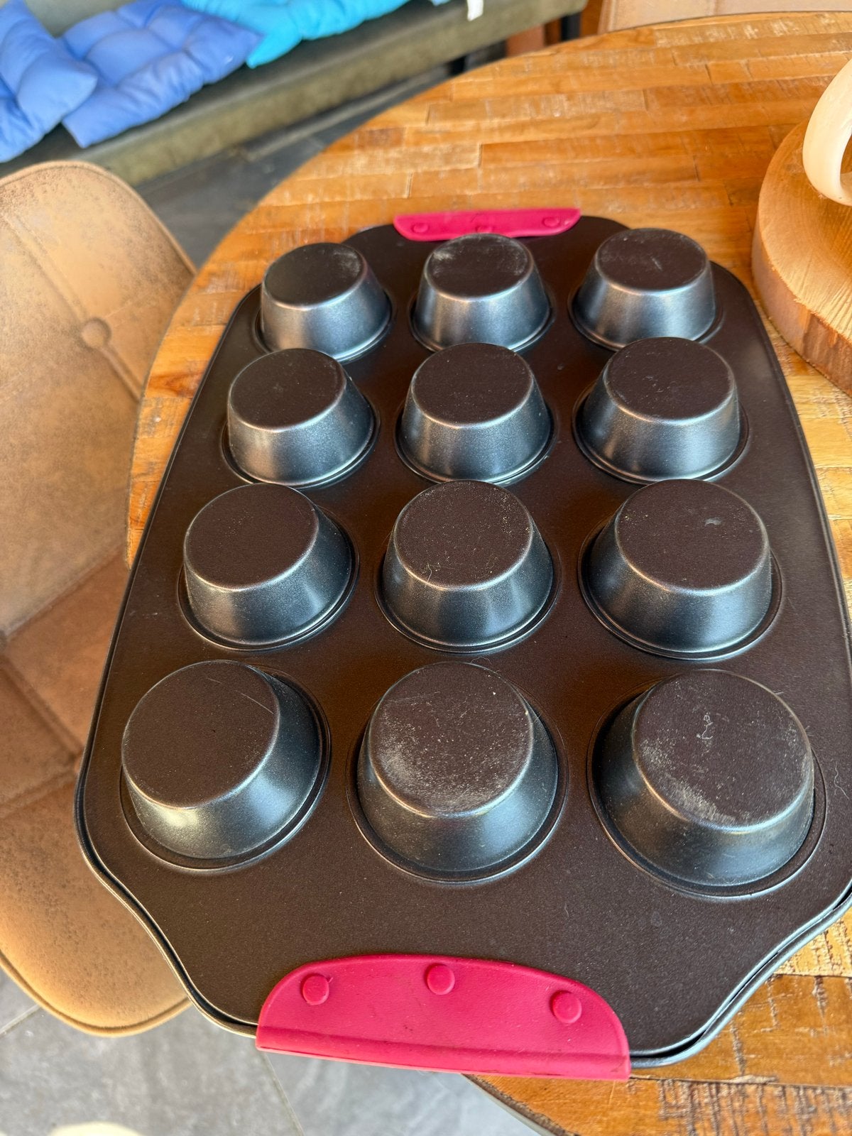 Muffin vorm met siliconen handvaten, Ophalen, Zwart, Metaal, Overige typen