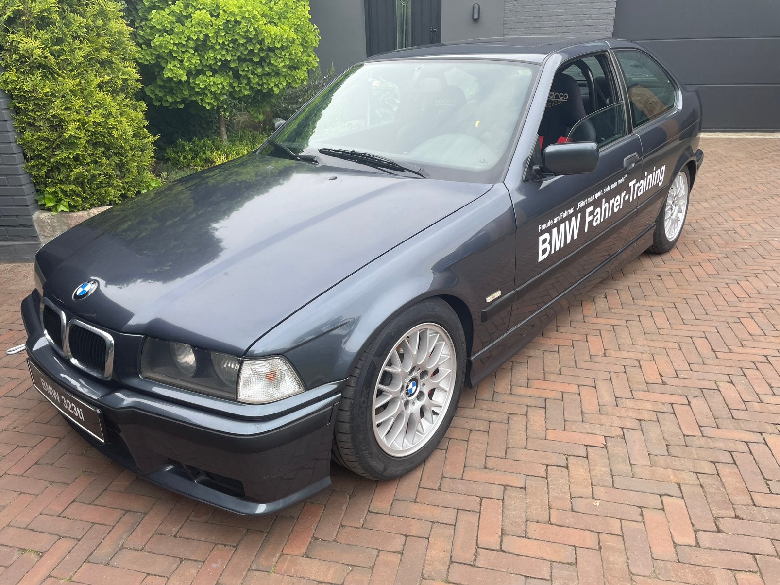 BMW 323ti compact trackday circuit daily, Zwart, 2494 cc, 75 €/maand, Particulier