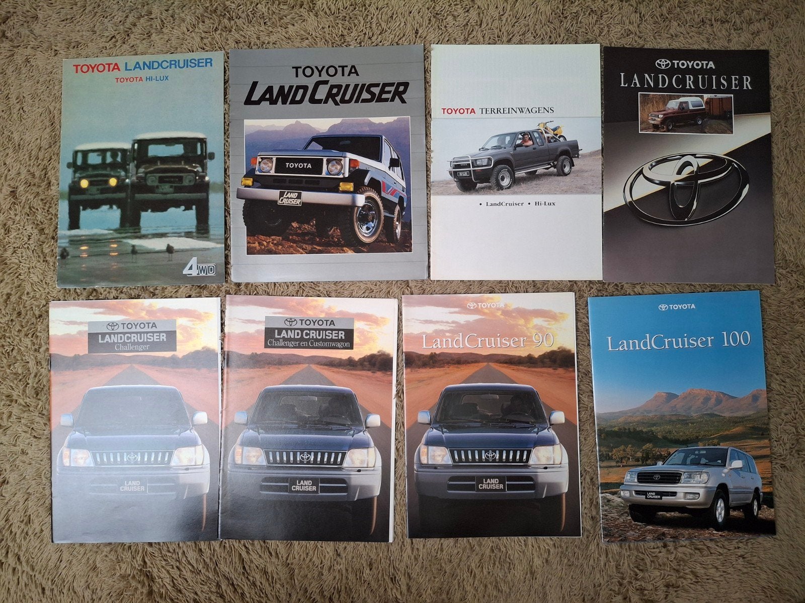 lot autofolders Toyota Land Cruiser, Boeken, Verzenden, Zo goed als nieuw, Toyota