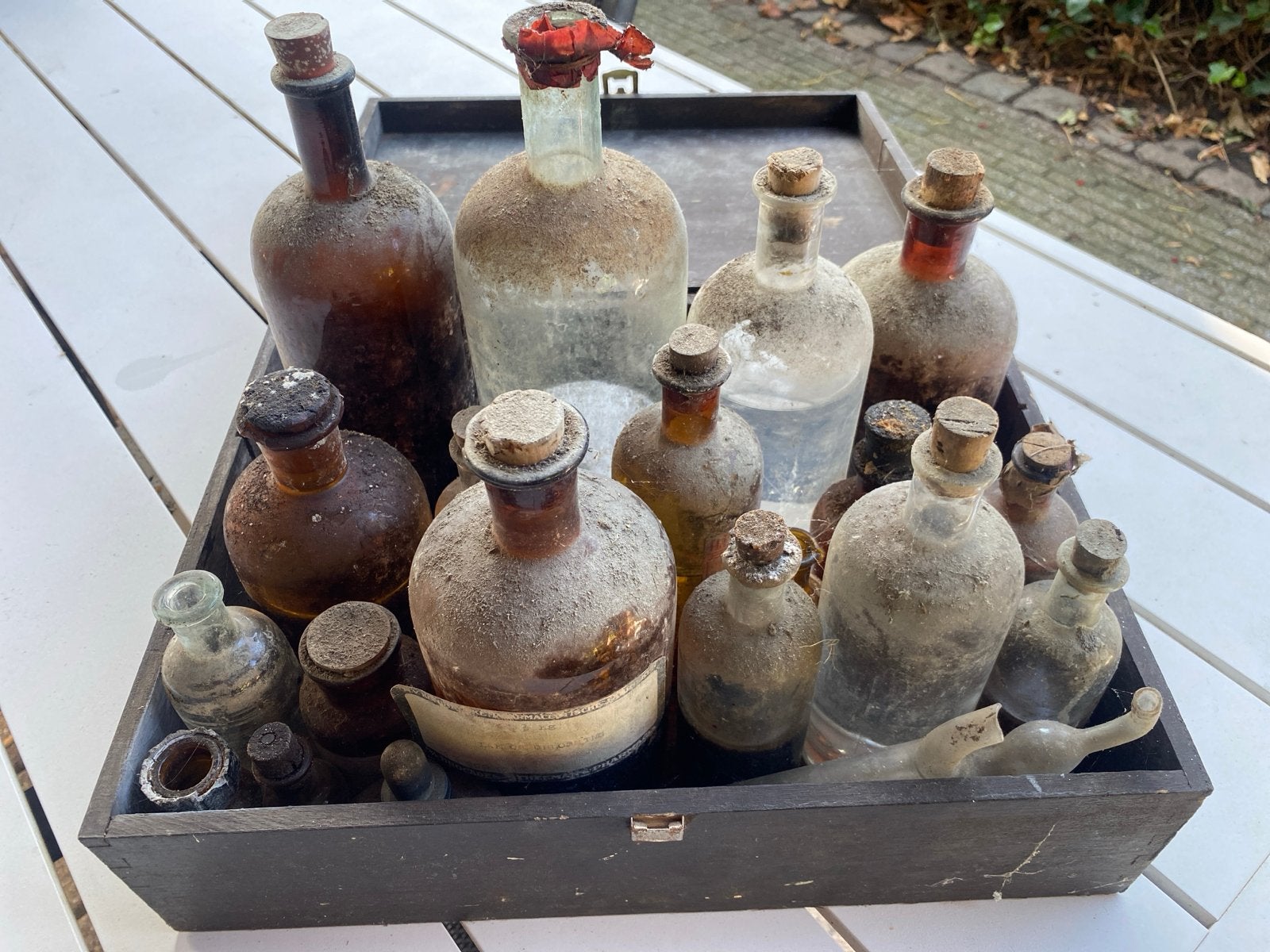 Antieke Apothekersflessen Collectie (1943), Ophalen