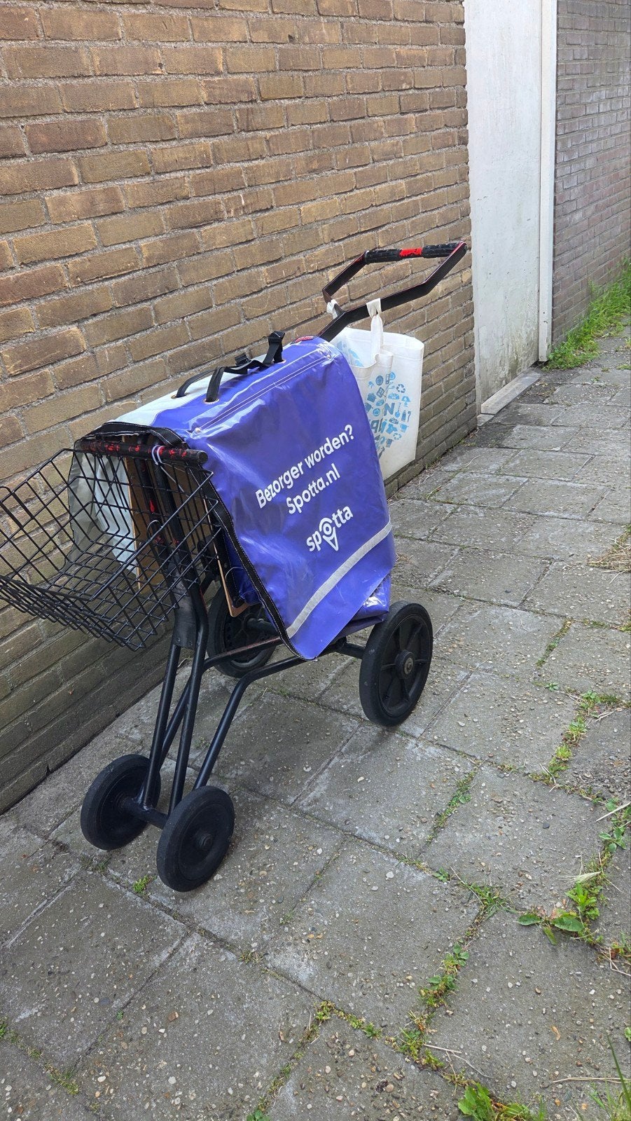 Stevige krantkar/folderkar met mand voor FKs, Fietsen en Brommers, Ophalen, Gebruikt