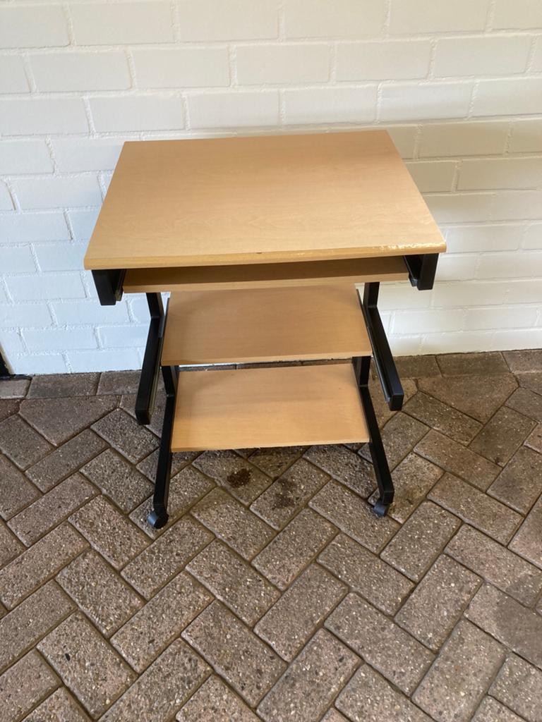 Computer tafeltje, Ophalen, 70 tot 120 cm, Zo goed als nieuw, Minder dan 70 cm