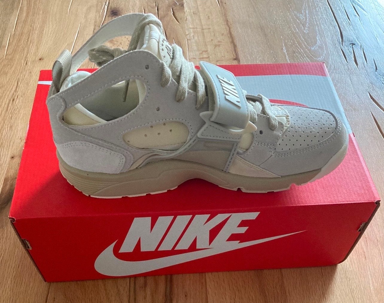 Nike Air Trainer Huarache Light Bone/Gum - 44, Kleding | Heren, Schoenen, Ophalen of Verzenden, Nieuw, Overige kleuren, Sneakers of Gympen