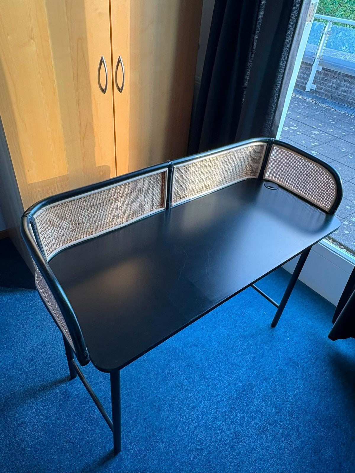 Karwei Bureau Pepijn – zwart met rotan – zeer nette staat, Ophalen, Zo goed als nieuw