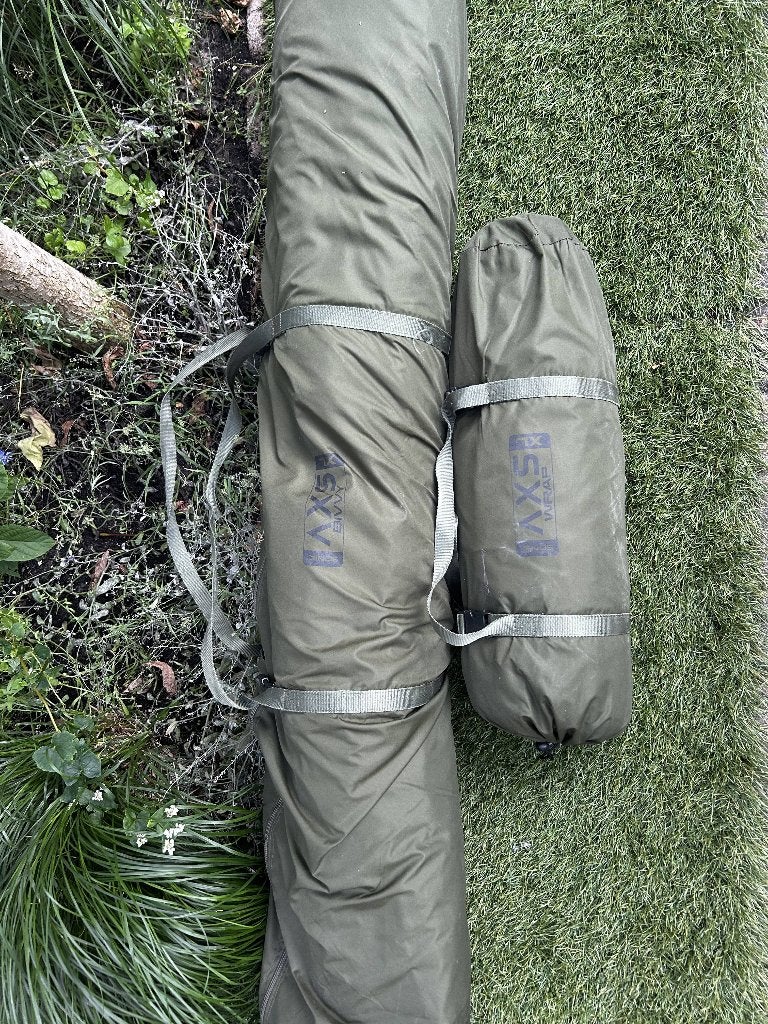 Sonik AXS 2 man XL Bivvy + Winter skin Karpertent, Ophalen of Verzenden, Zo goed als nieuw, Overige typen