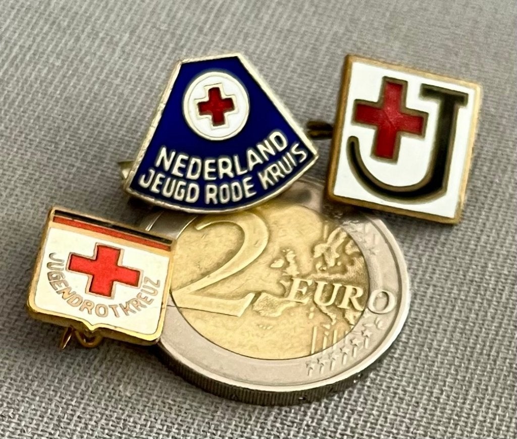 2 Speldjes Jeugd Rode Kruis Nederland, 1 Jugendrotkreuz DL, Ophalen of Verzenden, Zo goed als nieuw, Overige onderwerpen, Speldje of Pin