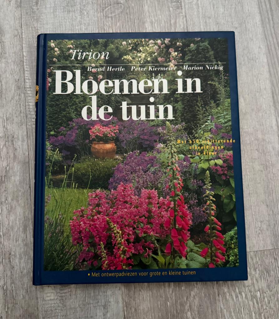 Bloemen in de tuin - 9789052102016, Bloemen, Planten en Bomen, Ophalen of Verzenden, Zo goed als nieuw, M. Nickig; B. Hertle; P. Kiermeier