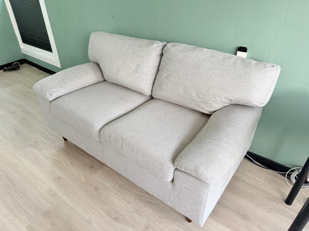 Klein bankje licht grijze stof, Ophalen, Tweepersoons, 75 tot 100 cm, Zo goed als nieuw