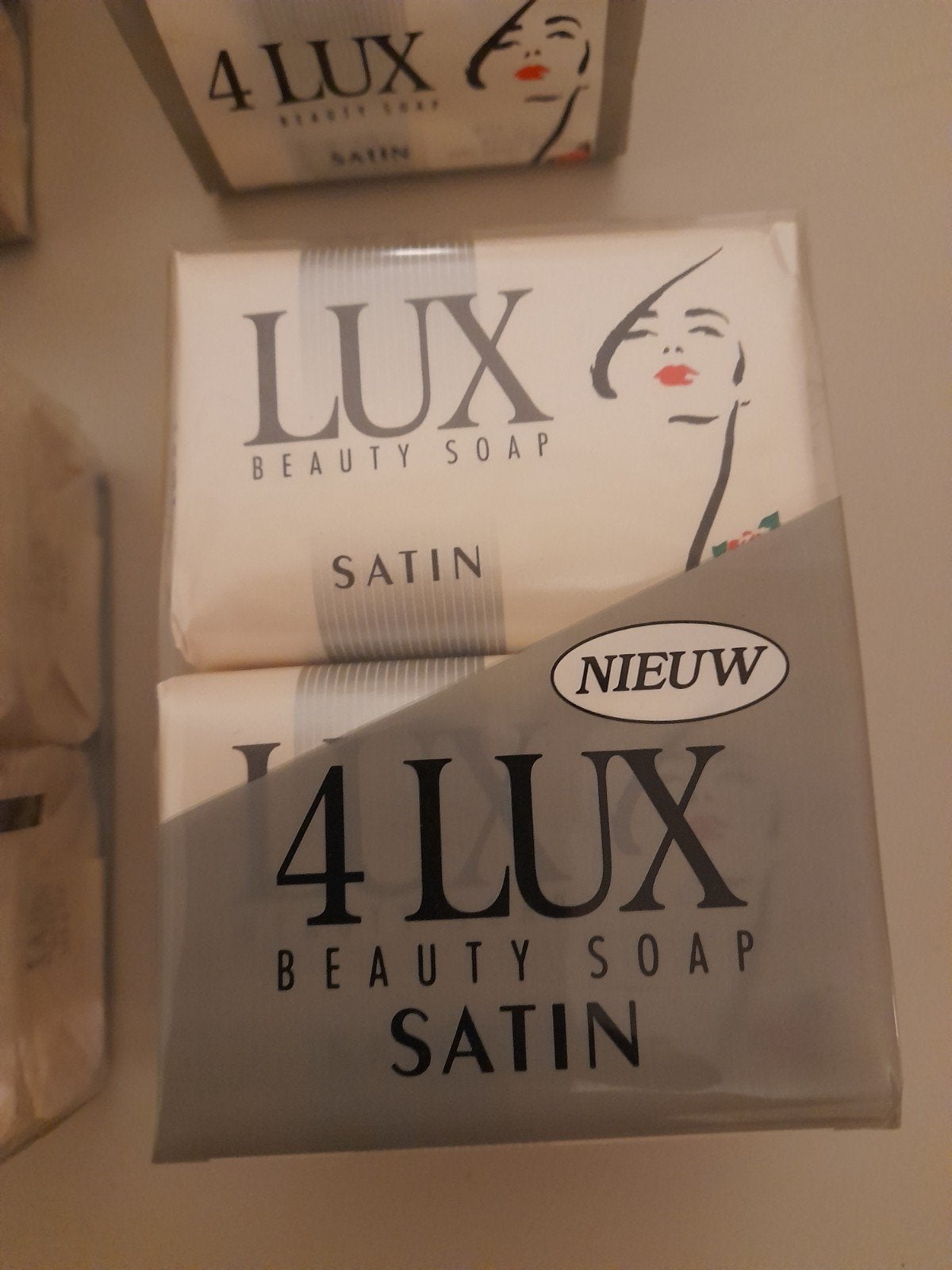 LUX  Satin het beste merk stukken zeep 27 x4 stuks, Ophalen, Nieuw, Bad & Douche