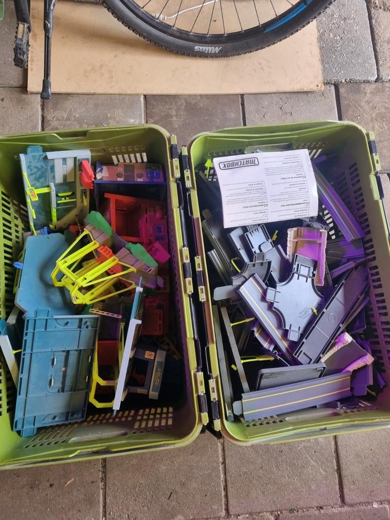 2 bakken met matchbox erin, Ophalen