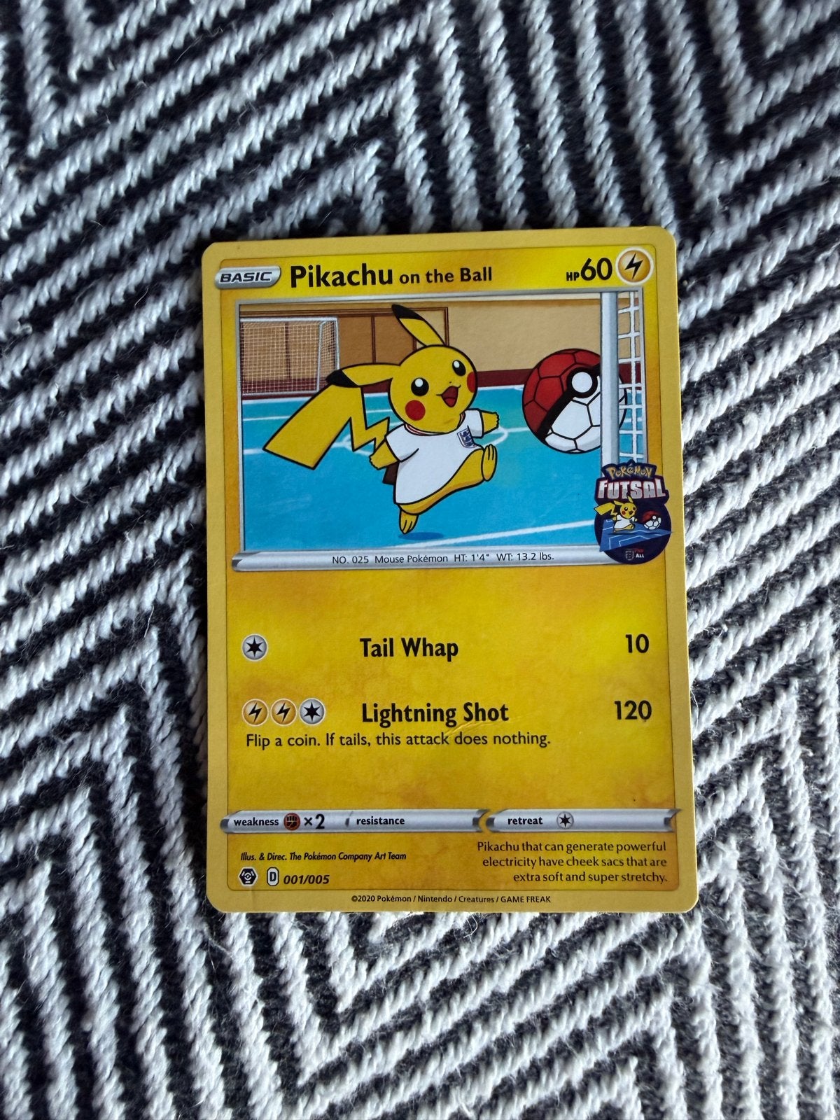 Pikachu on the Ball Pokémon Futsal Promo Kaart, Hobby en Vrije tijd, Verzamelkaartspellen | Pokémon, Ophalen of Verzenden, Zo goed als nieuw