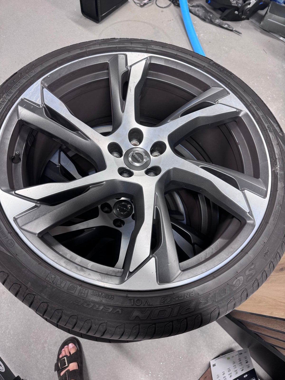 Originele Volvo 22 inch velgen met banden voor XC90, Ophalen, Gebruikt, 275 mm, Banden en Velgen