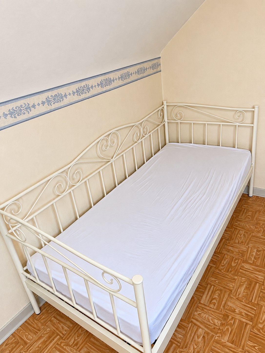 Wit metalen eenpersoonsbed met lattenbodem, Ophalen, Gebruikt, 90 cm, Eenpersoons