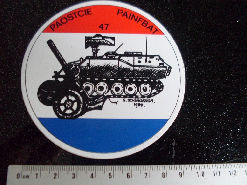 sticker paostcie painfbat 47 G. Schingenga 1984 tank logo, Verzenden, Zo goed als nieuw, Bedrijf of Vereniging