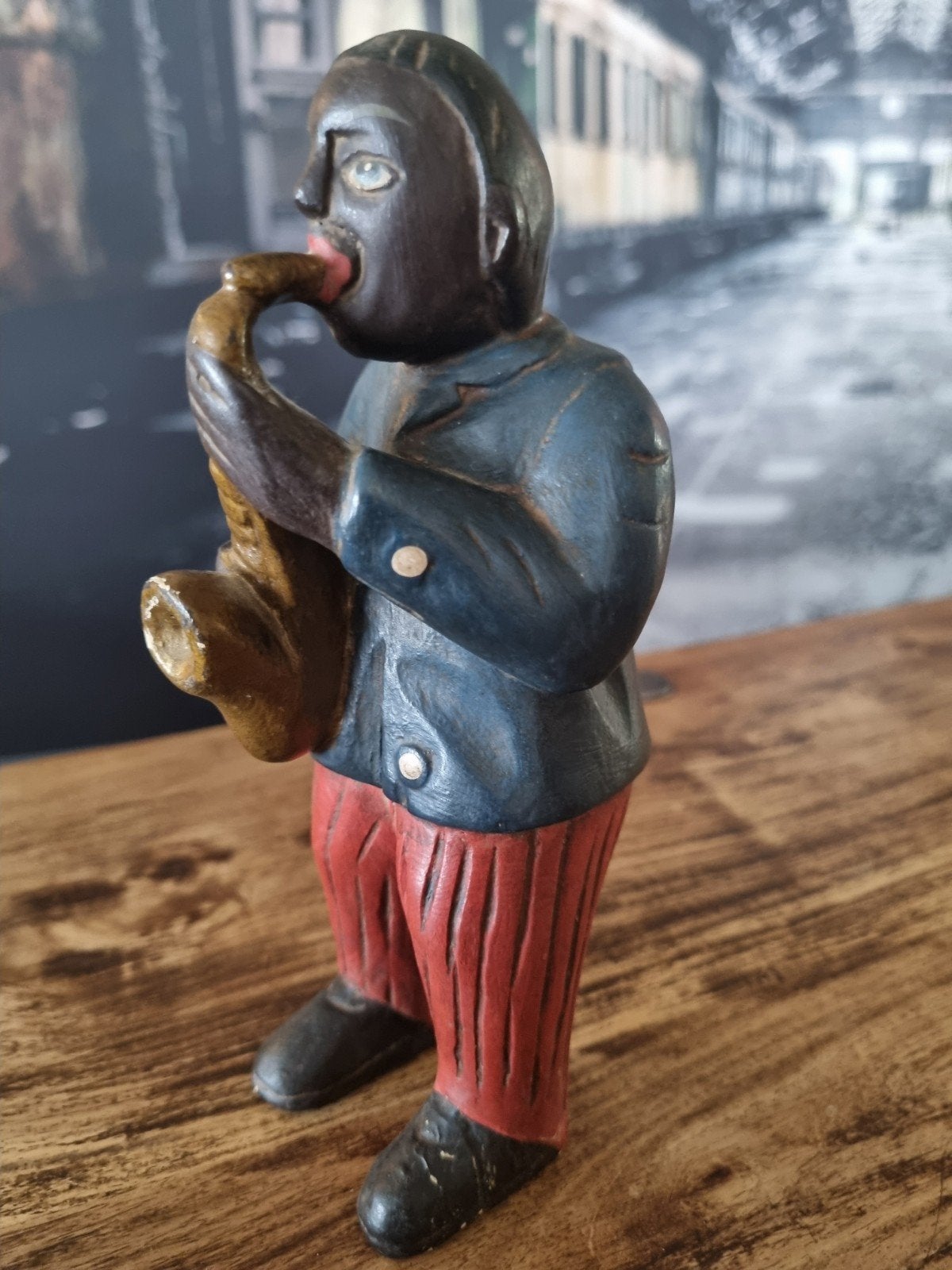 Houten vintage beeldje van saxofonist, Antiek en Kunst, Kunst | Beelden en Houtsnijwerken, Ophalen, Minder dan 20 cm, Handgemaakt