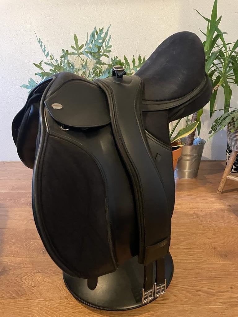 zadel 17,5  inch, altijd op een Fries gelegen, Ophalen, L (17.5 inch), Gebruikt, Dressuur