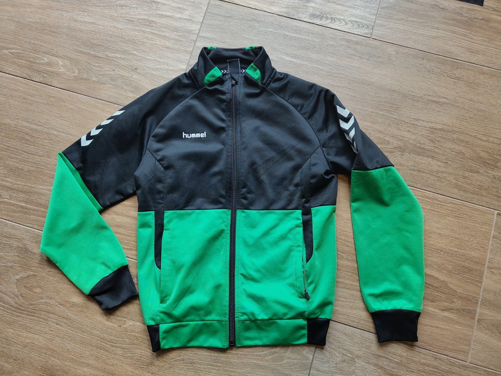 Hummel trainingsjas 152 groen zwart Spero Elst kleuren, Ophalen, Jongen of Meisje, Trui of Vest, Zo goed als nieuw
