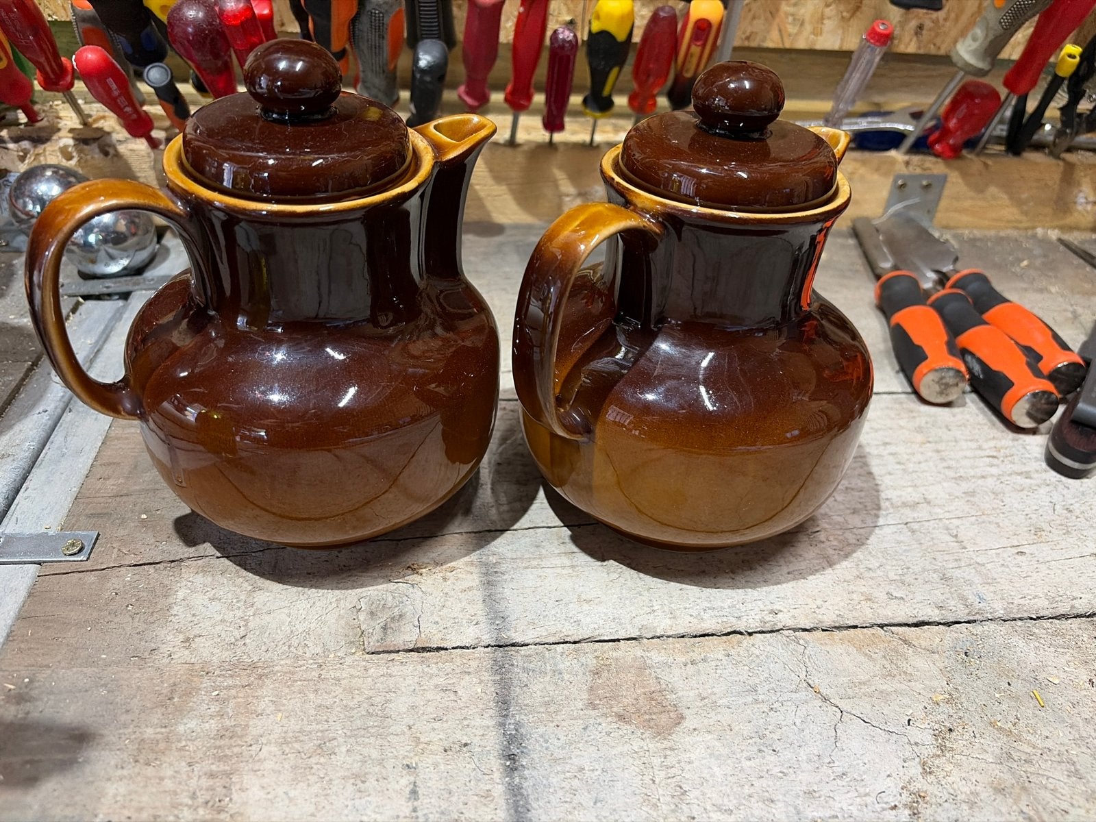 Set van 2 Vintage Bruine Keramische Kruiken met Deksel, Ophalen
