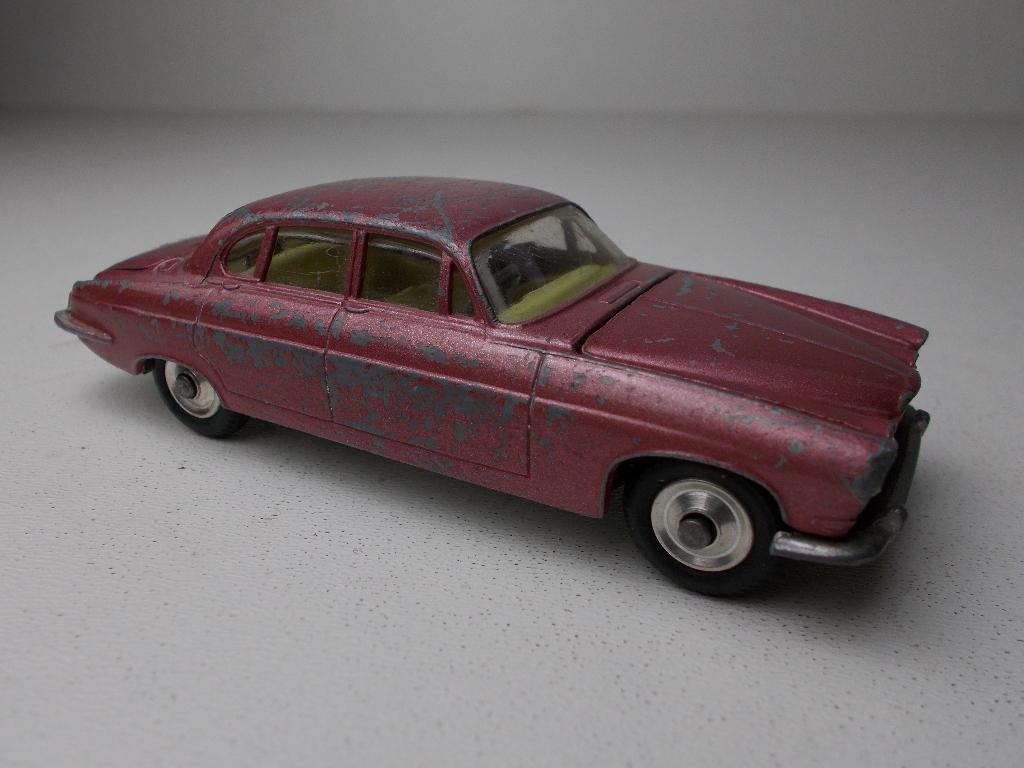 1962 Corgi Toys 238 JAGUAR MARK X SALOON.