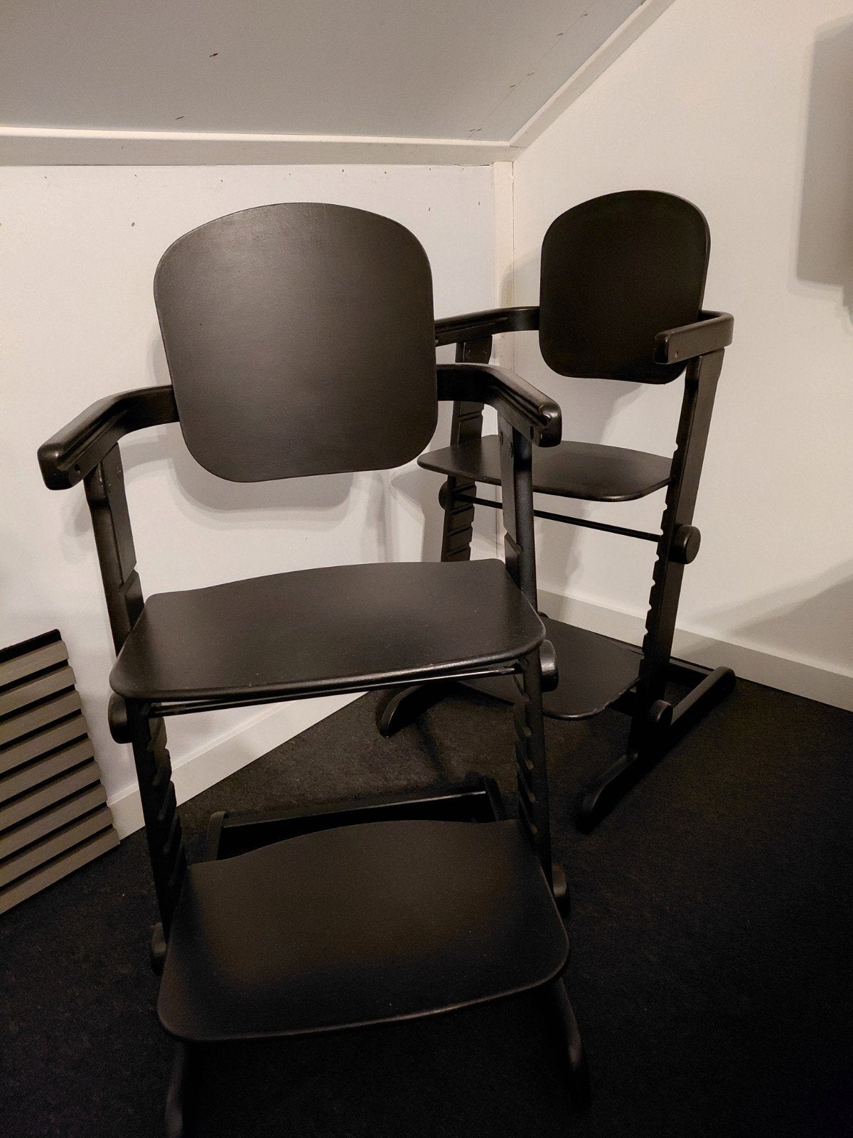 Twee zwarte trip trap kinder stoelen., Ophalen, Gebruikt, Meegroeistoel