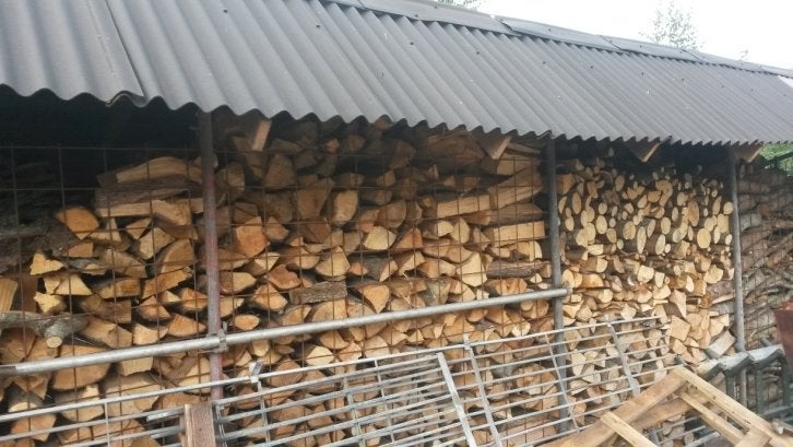 Gekloofd brandhout. mix van diverse hardhoutsoorten, Tuin en Terras
