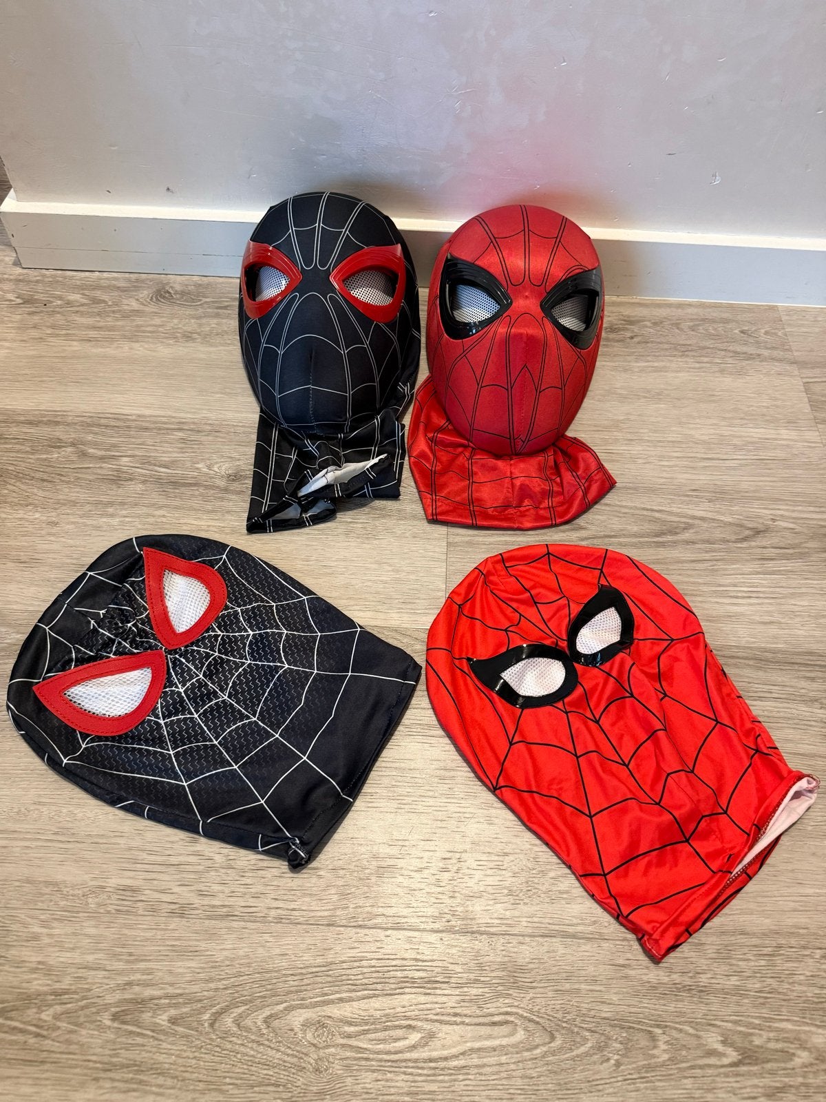 Spiderman kostuums en maskers - 2 sets, Kinderen en Baby's, Ophalen of Verzenden, Gebruikt, 122 t/m 128, Jongen of Meisje