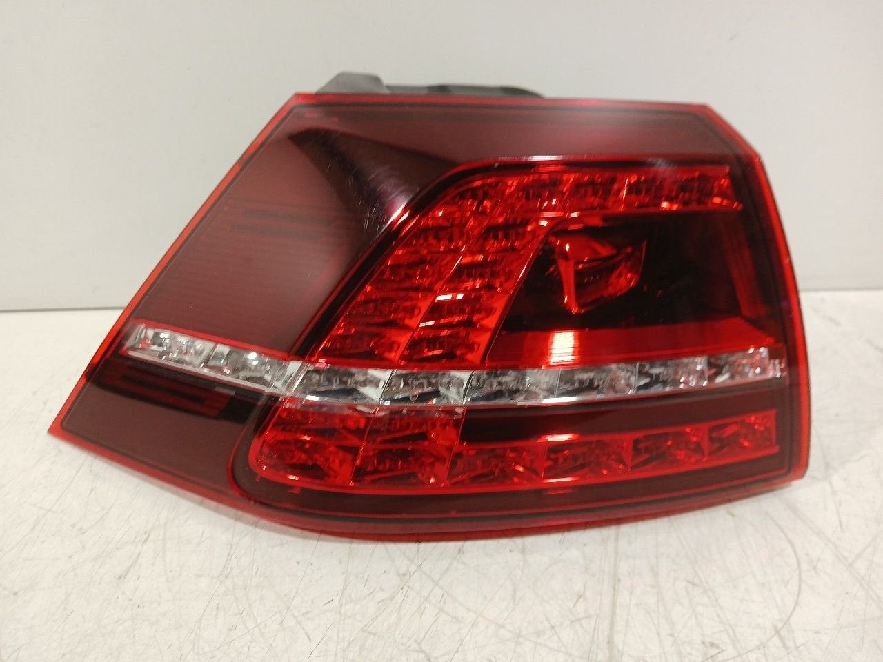 Achterlicht links buiten Volkswagen Golf, Onderdelen@venauto.nl, Van der Ven Autorecycling B.V., Gebruikt, Ettenseweg 76, 4706 PB Roosendaal, The Netherlands