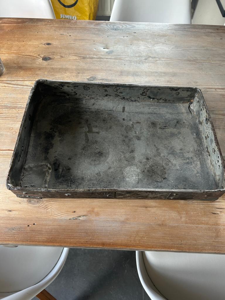 Oude metalen bakplaat / dienblad, Ophalen